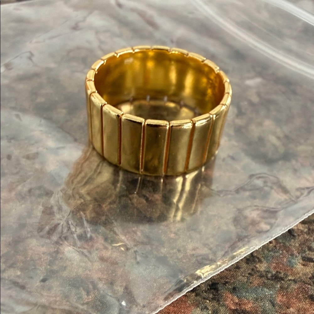 Gold-Tone Ribbed Ring size 8 - Picture 2 of 2